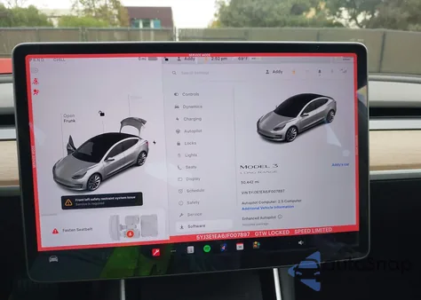 2018 Tesla Model 3 Long Range/Mid Range z USA, uszkodzony, nr VIN 5YJ3E1EA6JF007897